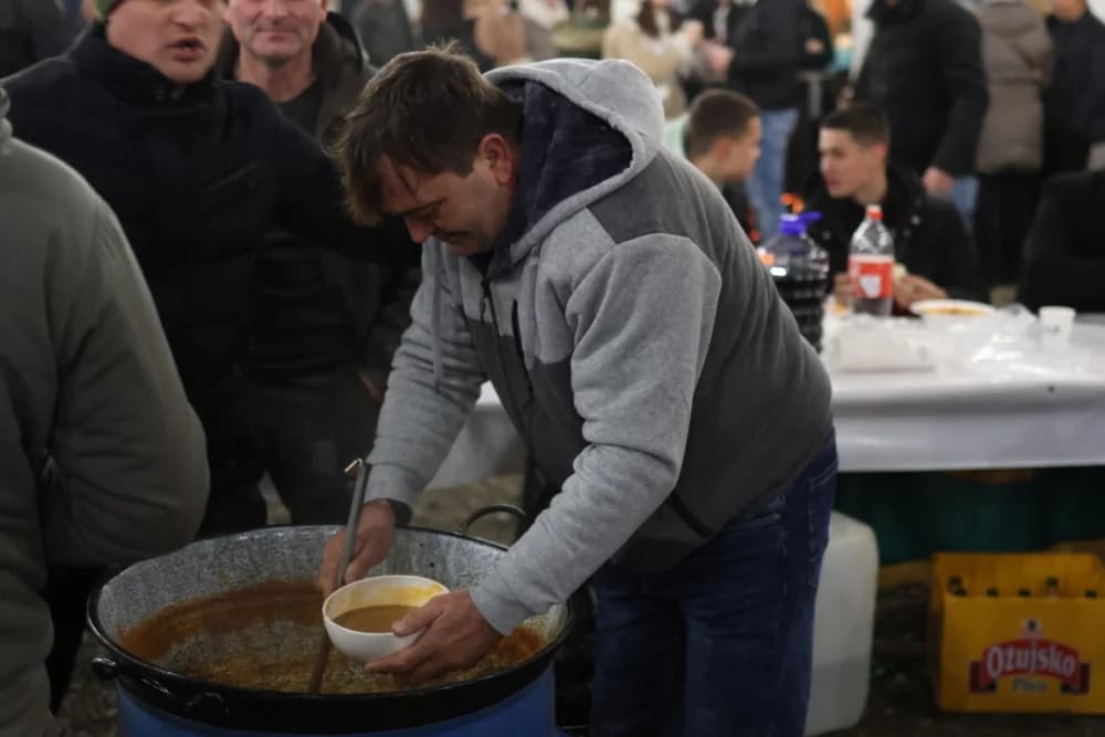 Veselo druženje u Bećarskom šoru uz tamburašku glazbu, lovačke specijalitete i kuhano vino