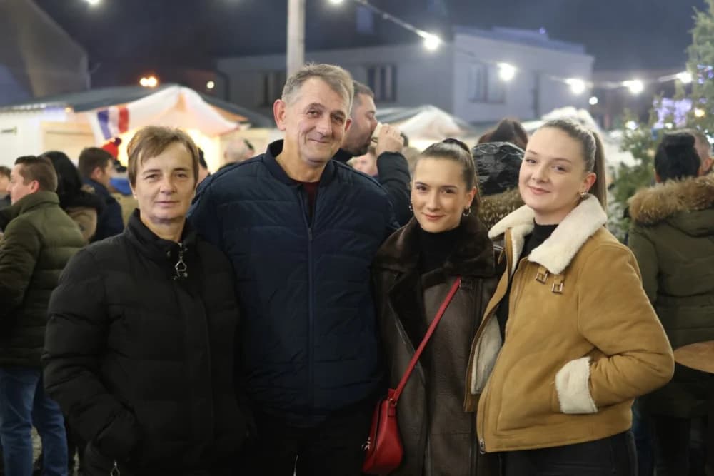 Veselo druženje u Bećarskom šoru uz tamburašku glazbu, lovačke specijalitete i kuhano vino