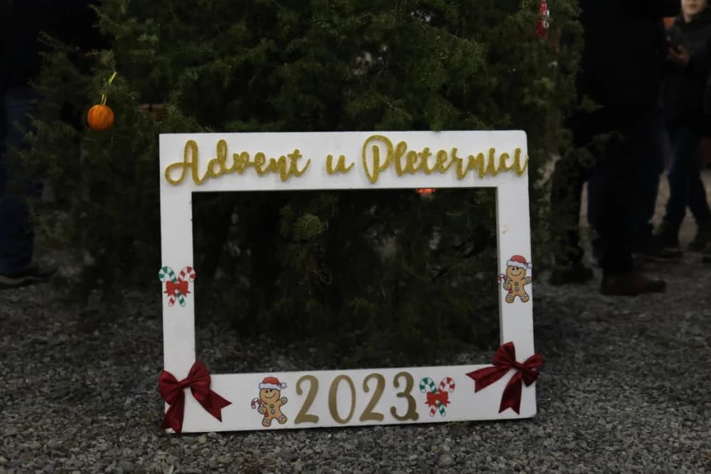 Veselo druženje u Bećarskom šoru uz tamburašku glazbu, lovačke specijalitete i kuhano vino
