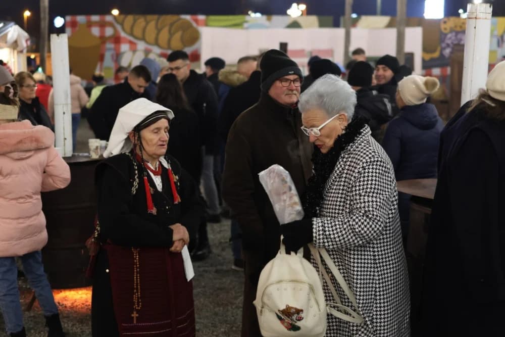 Veselo druženje u Bećarskom šoru uz tamburašku glazbu, lovačke specijalitete i kuhano vino