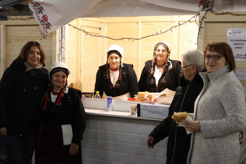 Veselo druženje u Bećarskom šoru uz tamburašku glazbu, lovačke specijalitete i kuhano vino