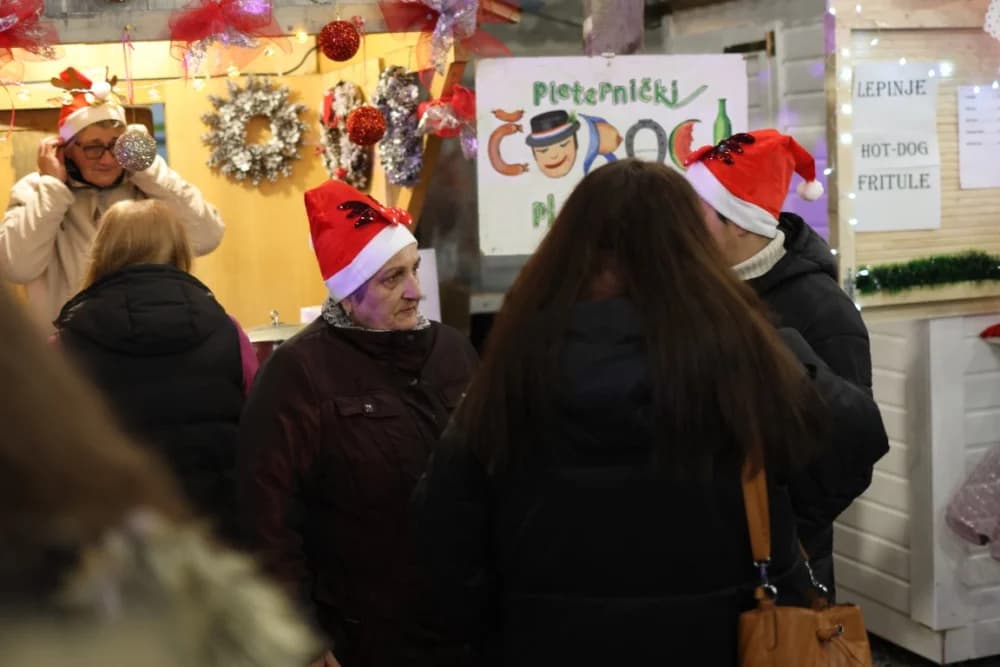 Veselo druženje u Bećarskom šoru uz tamburašku glazbu, lovačke specijalitete i kuhano vino