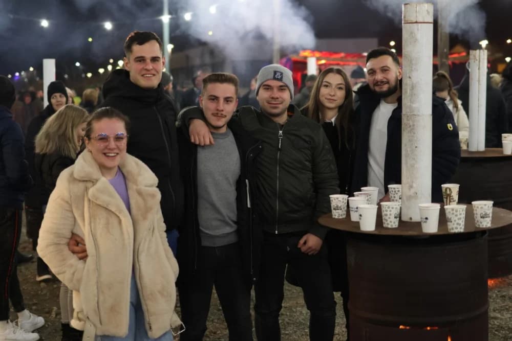 Veselo druženje u Bećarskom šoru uz tamburašku glazbu, lovačke specijalitete i kuhano vino