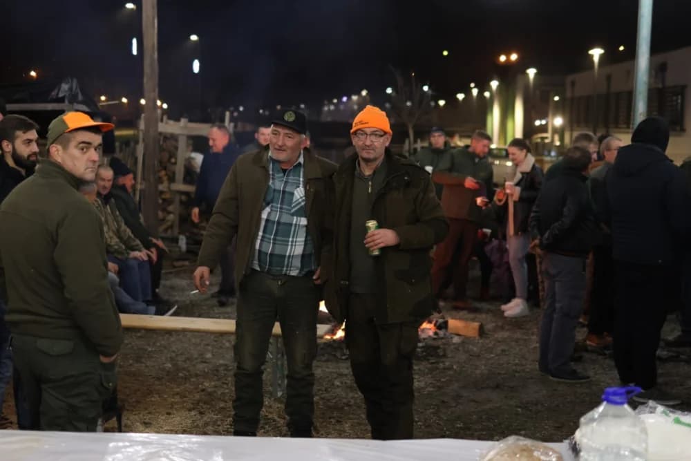 Veselo druženje u Bećarskom šoru uz tamburašku glazbu, lovačke specijalitete i kuhano vino