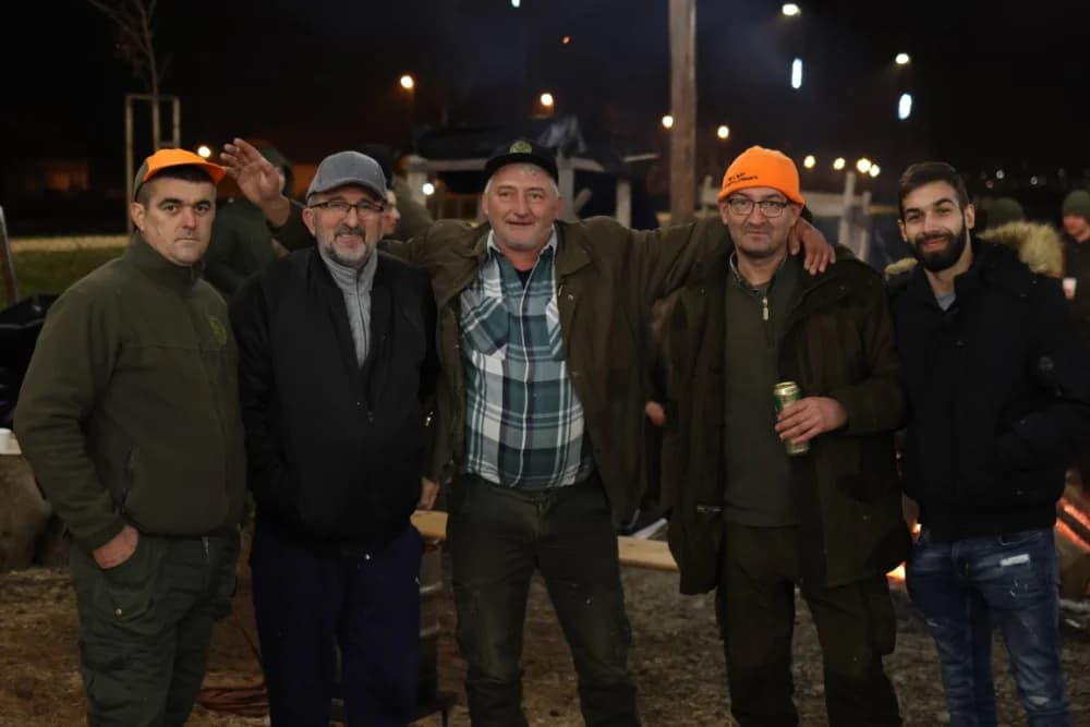 Veselo druženje u Bećarskom šoru uz tamburašku glazbu, lovačke specijalitete i kuhano vino