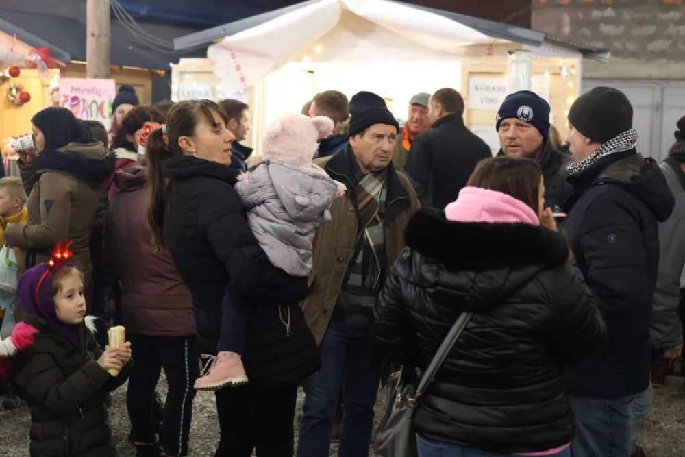 Veselo druženje u Bećarskom šoru uz tamburašku glazbu, lovačke specijalitete i kuhano vino