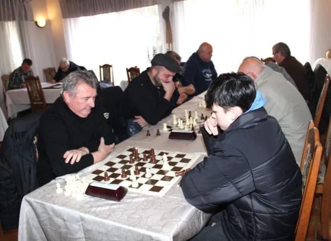 BOŽIĆNI ŠAHOVSKI TURNIR „KUTJEVO 2023“: Pobjednik ekipa Šahovskog kluba „Jajce“ iz Bosne i Hercegovine