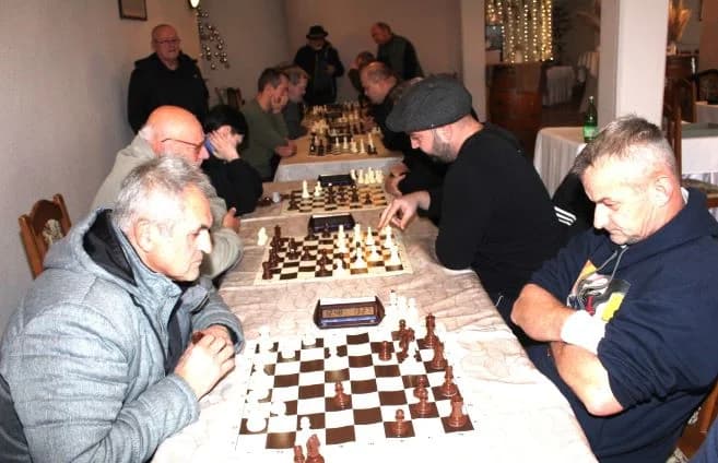 BOŽIĆNI ŠAHOVSKI TURNIR „KUTJEVO 2023“: Pobjednik ekipa Šahovskog kluba „Jajce“ iz Bosne i Hercegovine