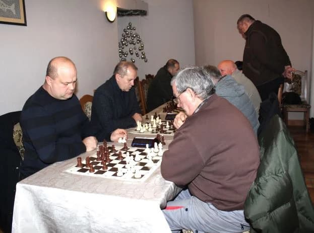 BOŽIĆNI ŠAHOVSKI TURNIR „KUTJEVO 2023“: Pobjednik ekipa Šahovskog kluba „Jajce“ iz Bosne i Hercegovine