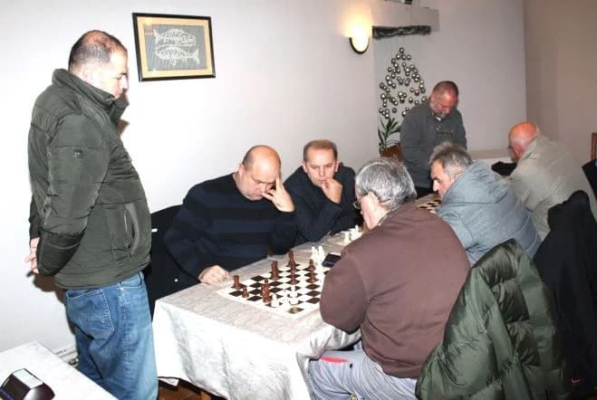 BOŽIĆNI ŠAHOVSKI TURNIR „KUTJEVO 2023“: Pobjednik ekipa Šahovskog kluba „Jajce“ iz Bosne i Hercegovine