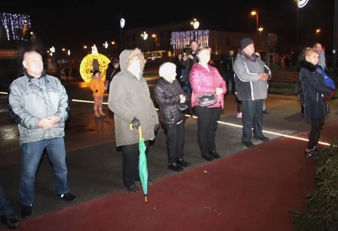Pleternički umirovljenici zapalili drugu adventsku svijeću na Trgu bećarca