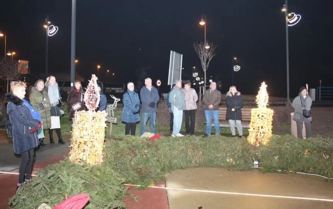 Pleternički umirovljenici zapalili drugu adventsku svijeću na Trgu bećarca