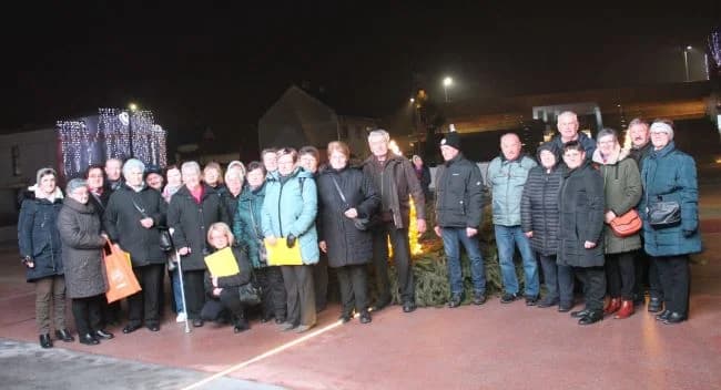 Pleternički umirovljenici zapalili drugu adventsku svijeću na Trgu bećarca