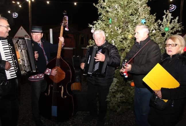 Pleternički umirovljenici zapalili drugu adventsku svijeću na Trgu bećarca