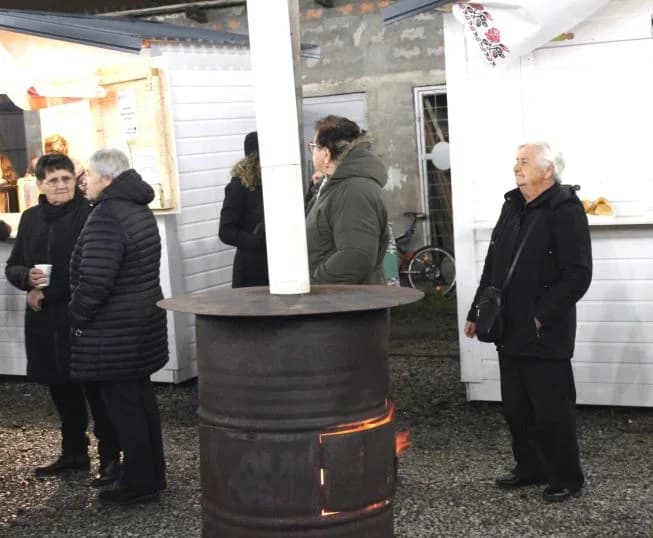 Pleternički umirovljenici zapalili drugu adventsku svijeću na Trgu bećarca
