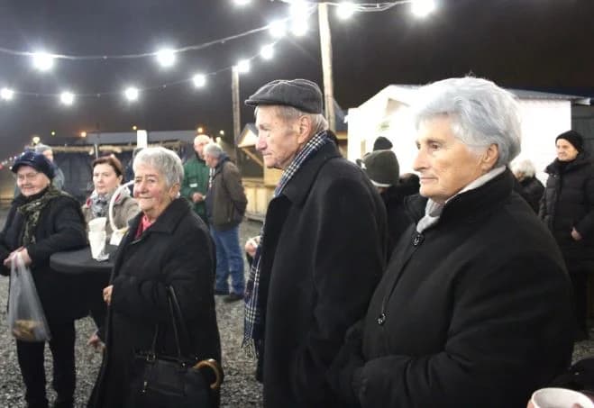 Pleternički umirovljenici zapalili drugu adventsku svijeću na Trgu bećarca