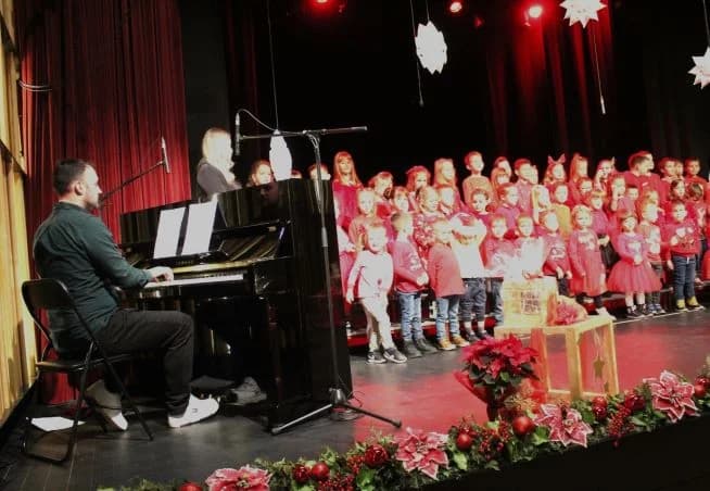 BOŽIĆNI KONCERT DJEČJEG VRTIĆA „TRATINČICA“: Svojim nastupom oduševile skupine Pčelice, Leptirići i Krijesnice