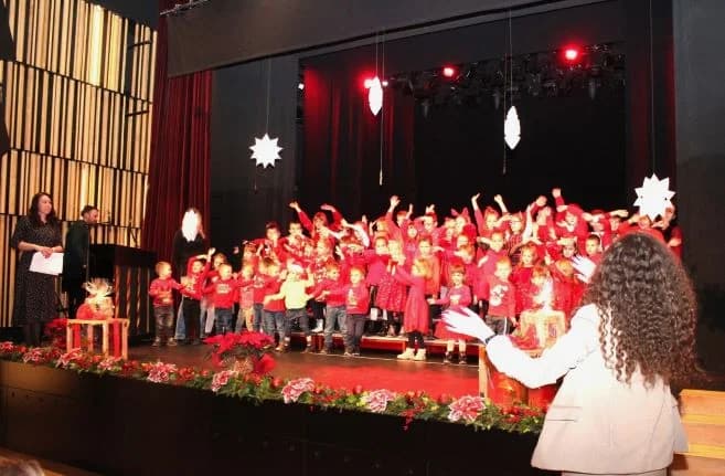 BOŽIĆNI KONCERT DJEČJEG VRTIĆA „TRATINČICA“: Svojim nastupom oduševile skupine Pčelice, Leptirići i Krijesnice