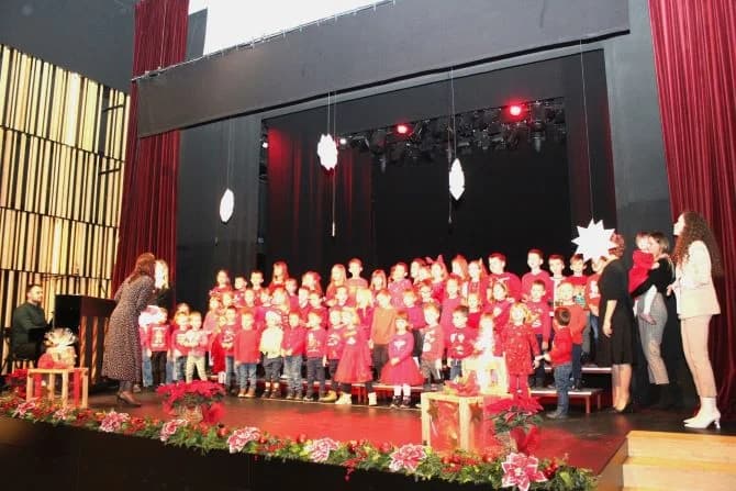 BOŽIĆNI KONCERT DJEČJEG VRTIĆA „TRATINČICA“: Svojim nastupom oduševile skupine Pčelice, Leptirići i Krijesnice