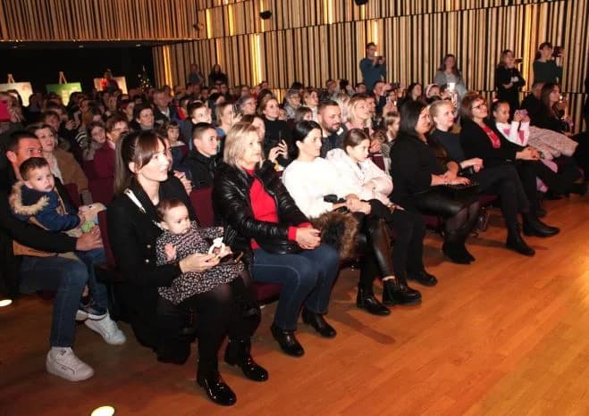 BOŽIĆNI KONCERT DJEČJEG VRTIĆA „TRATINČICA“: Svojim nastupom oduševile skupine Pčelice, Leptirići i Krijesnice