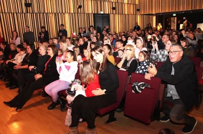 BOŽIĆNI KONCERT DJEČJEG VRTIĆA „TRATINČICA“: Svojim nastupom oduševile skupine Pčelice, Leptirići i Krijesnice