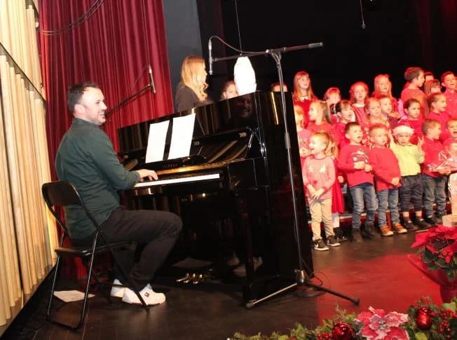 BOŽIĆNI KONCERT DJEČJEG VRTIĆA „TRATINČICA“: Svojim nastupom oduševile skupine Pčelice, Leptirići i Krijesnice