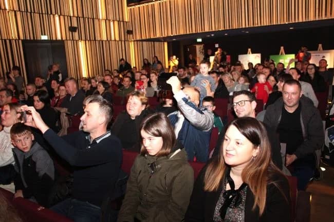BOŽIĆNI KONCERT DJEČJEG VRTIĆA „TRATINČICA“: Svojim nastupom oduševile skupine Pčelice, Leptirići i Krijesnice