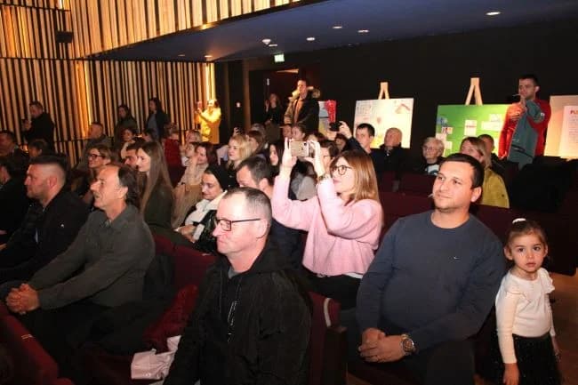 BOŽIĆNI KONCERT DJEČJEG VRTIĆA „TRATINČICA“: Svojim nastupom oduševile skupine Pčelice, Leptirići i Krijesnice