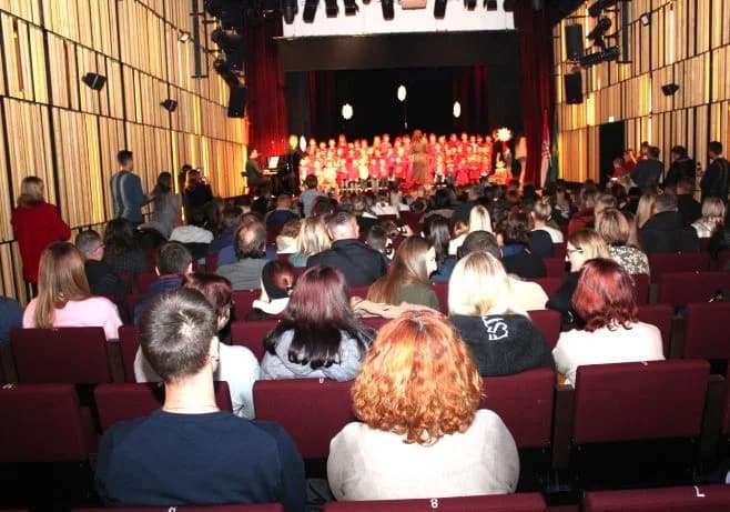 BOŽIĆNI KONCERT DJEČJEG VRTIĆA „TRATINČICA“: Svojim nastupom oduševile skupine Pčelice, Leptirići i Krijesnice