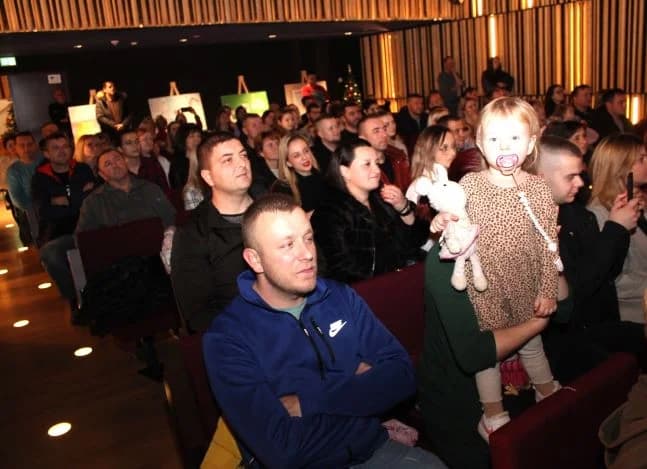 BOŽIĆNI KONCERT DJEČJEG VRTIĆA „TRATINČICA“: Svojim nastupom oduševile skupine Pčelice, Leptirići i Krijesnice