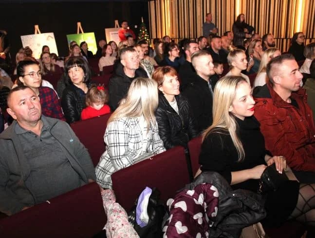 BOŽIĆNI KONCERT DJEČJEG VRTIĆA „TRATINČICA“: Svojim nastupom oduševile skupine Pčelice, Leptirići i Krijesnice