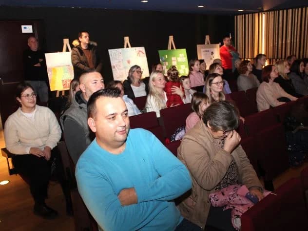 BOŽIĆNI KONCERT DJEČJEG VRTIĆA „TRATINČICA“: Svojim nastupom oduševile skupine Pčelice, Leptirići i Krijesnice