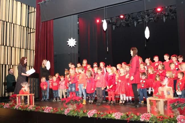 BOŽIĆNI KONCERT DJEČJEG VRTIĆA „TRATINČICA“: Svojim nastupom oduševile skupine Pčelice, Leptirići i Krijesnice