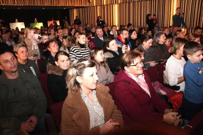 BOŽIĆNI KONCERT DJEČJEG VRTIĆA „TRATINČICA“: Svojim nastupom oduševile skupine Pčelice, Leptirići i Krijesnice