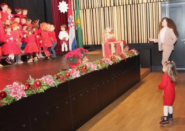 BOŽIĆNI KONCERT DJEČJEG VRTIĆA „TRATINČICA“: Svojim nastupom oduševile skupine Pčelice, Leptirići i Krijesnice
