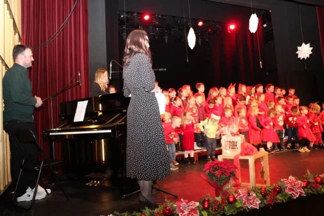 BOŽIĆNI KONCERT DJEČJEG VRTIĆA „TRATINČICA“: Svojim nastupom oduševile skupine Pčelice, Leptirići i Krijesnice