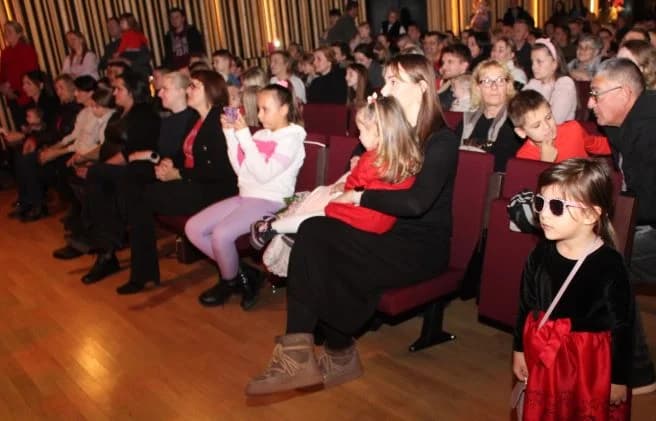 BOŽIĆNI KONCERT DJEČJEG VRTIĆA „TRATINČICA“: Svojim nastupom oduševile skupine Pčelice, Leptirići i Krijesnice