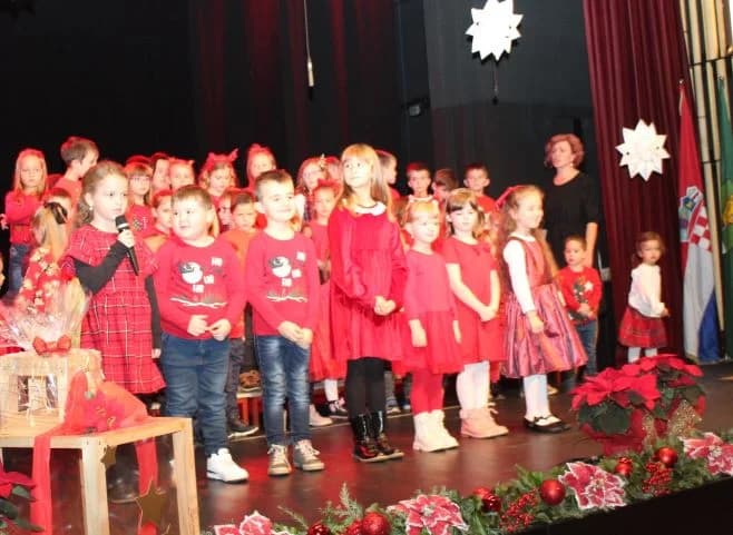 BOŽIĆNI KONCERT DJEČJEG VRTIĆA „TRATINČICA“: Svojim nastupom oduševile skupine Pčelice, Leptirići i Krijesnice