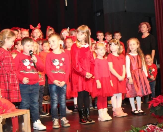 BOŽIĆNI KONCERT DJEČJEG VRTIĆA „TRATINČICA“: Svojim nastupom oduševile skupine Pčelice, Leptirići i Krijesnice