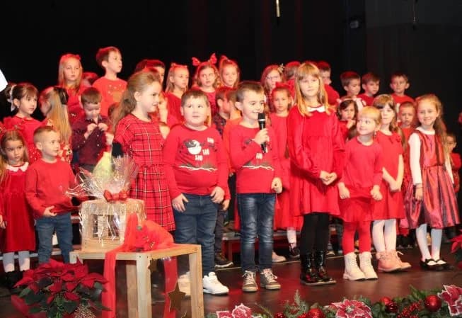 BOŽIĆNI KONCERT DJEČJEG VRTIĆA „TRATINČICA“: Svojim nastupom oduševile skupine Pčelice, Leptirići i Krijesnice