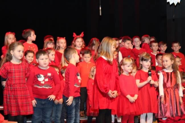 BOŽIĆNI KONCERT DJEČJEG VRTIĆA „TRATINČICA“: Svojim nastupom oduševile skupine Pčelice, Leptirići i Krijesnice