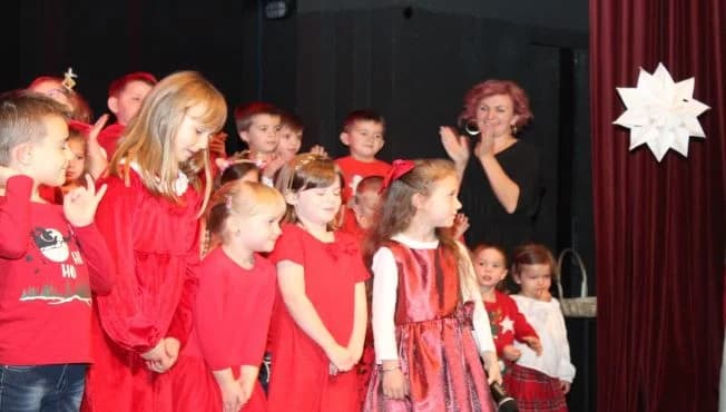 BOŽIĆNI KONCERT DJEČJEG VRTIĆA „TRATINČICA“: Svojim nastupom oduševile skupine Pčelice, Leptirići i Krijesnice