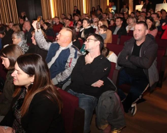 BOŽIĆNI KONCERT DJEČJEG VRTIĆA „TRATINČICA“: Svojim nastupom oduševile skupine Pčelice, Leptirići i Krijesnice