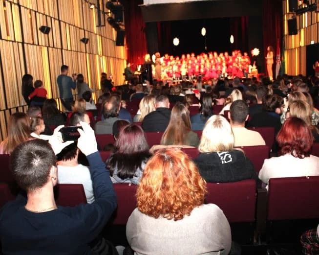 BOŽIĆNI KONCERT DJEČJEG VRTIĆA „TRATINČICA“: Svojim nastupom oduševile skupine Pčelice, Leptirići i Krijesnice