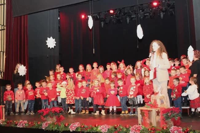 BOŽIĆNI KONCERT DJEČJEG VRTIĆA „TRATINČICA“: Svojim nastupom oduševile skupine Pčelice, Leptirići i Krijesnice