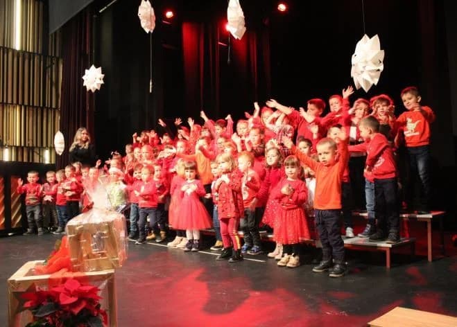 BOŽIĆNI KONCERT DJEČJEG VRTIĆA „TRATINČICA“: Svojim nastupom oduševile skupine Pčelice, Leptirići i Krijesnice