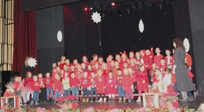 BOŽIĆNI KONCERT DJEČJEG VRTIĆA „TRATINČICA“: Svojim nastupom oduševile skupine Pčelice, Leptirići i Krijesnice