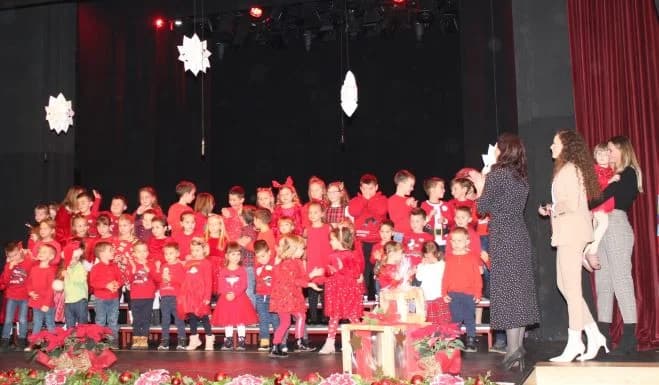 BOŽIĆNI KONCERT DJEČJEG VRTIĆA „TRATINČICA“: Svojim nastupom oduševile skupine Pčelice, Leptirići i Krijesnice