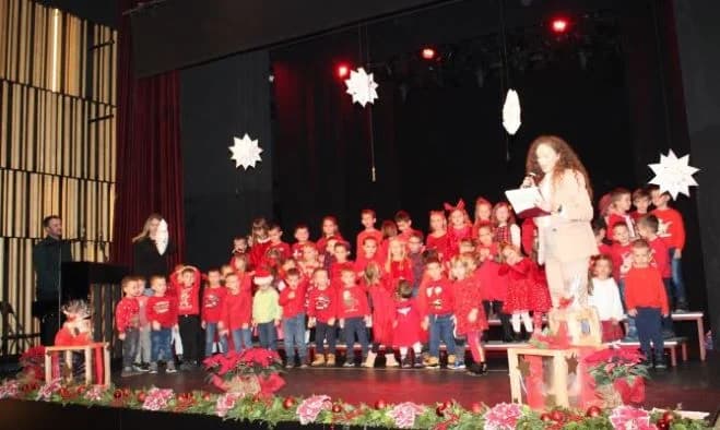 BOŽIĆNI KONCERT DJEČJEG VRTIĆA „TRATINČICA“: Svojim nastupom oduševile skupine Pčelice, Leptirići i Krijesnice