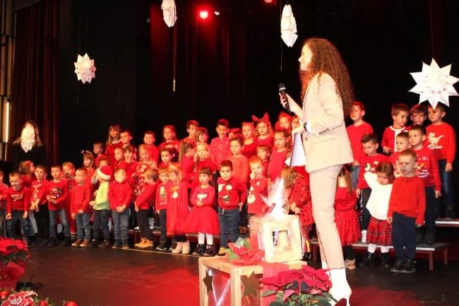 BOŽIĆNI KONCERT DJEČJEG VRTIĆA „TRATINČICA“: Svojim nastupom oduševile skupine Pčelice, Leptirići i Krijesnice